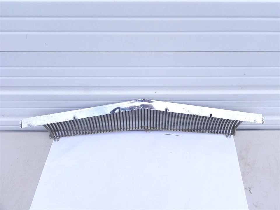 REJILLA CROMADA OLDSMOBILE DYNAMIC 88 SUPER 88 1961 USADA DE COLECCIÓN #579841 J CON DESGASTE Foto 3 de 4