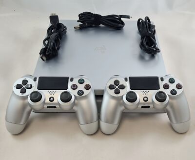 Sony Playstation 4 Slim in Silber, 500GB inkl. 2 Controller PS4
