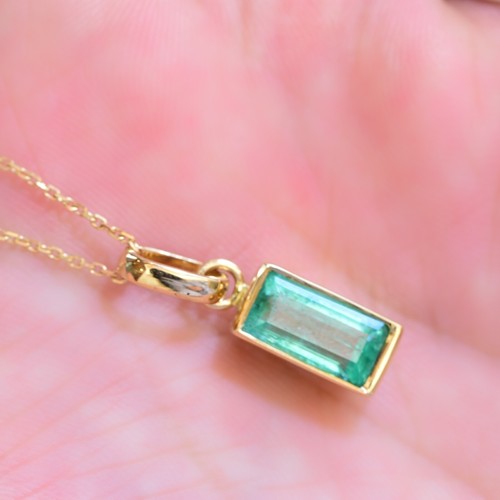 2.32ct Natural Colombian Emerald Pendant in 18K Yellow Gold - Picture 6 of 12