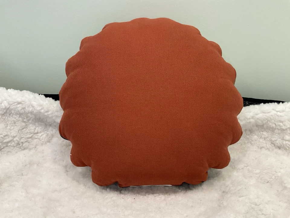 The round decorative throw pillow and beaded design of a Peacock. - Image 4 of 4