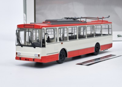 Skoda 14 TR Trolleybus beige / rot - Modimio 1:43
