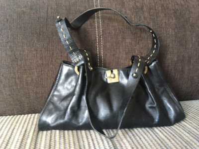 hand bag black vintage gucchi genuine leather no stains in very good condition