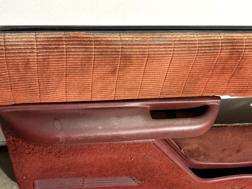 88-94 Chevy GMC C/K Pickup Izquierda Derecha MAROON ROJO Interior Manivela Panel Panel CONJUNTO Foto 3 de 4