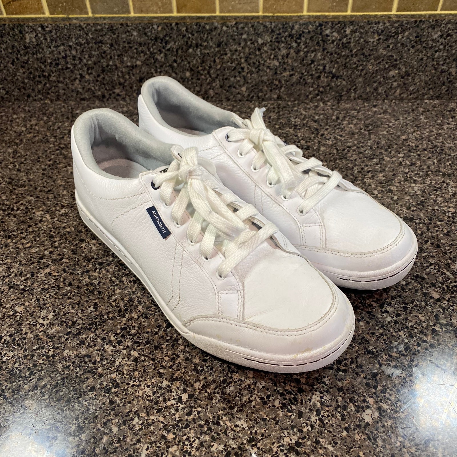 Mens Size 10 White G54223 Casual Spikeless Euc
