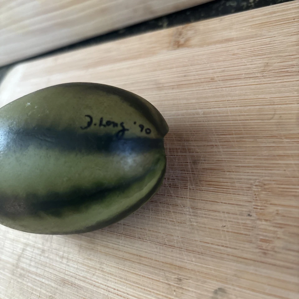 Ornamento de madeira pintado à mão motivo melancia assinado D. Long 90 - Imagem 4 de 4