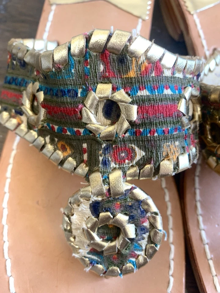 JACK ROGERS Navajo Hamptons Tanga Sandalias Whipstitch Paisley Dorado 7.5 o 7 RARO Foto 2 de 4