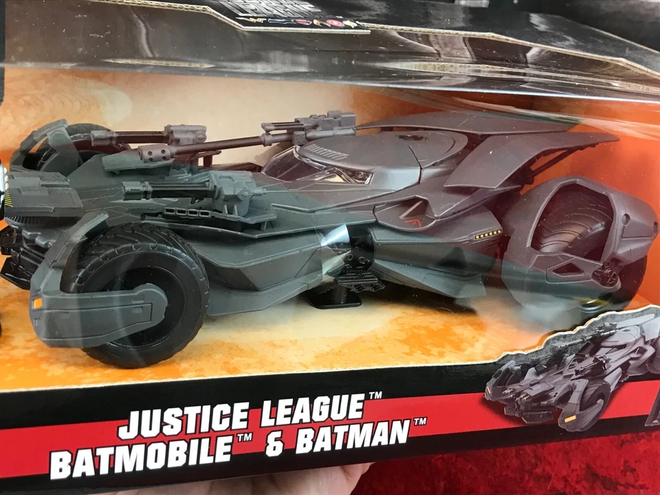 NEW IN BOX SEALED Diecast Jada DC Justice League BATMOBILE & BATMAN 1:24 #99232 - Image 3 of 4