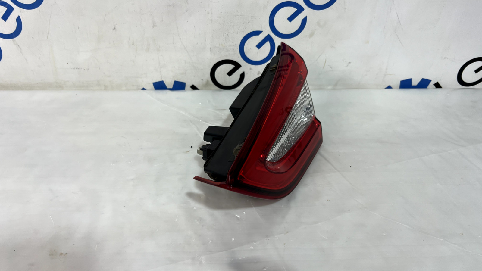 2014-2017 MASERATI QUATTROPORTE RIGHT INNER TAIL BRAKE LIGHT OEM 670009228