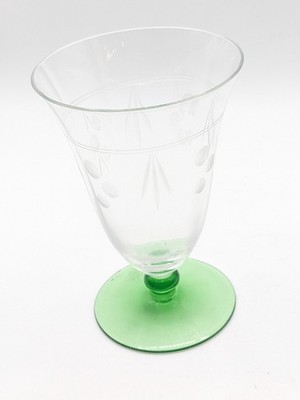 Vintage Uranglas mit Fuß/Stielglas Vaseline geätzt leuchtet unter UV