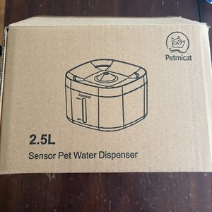 Petmicat Sensor Cat Water Fountain - New In Box Pet Water Dispenser White