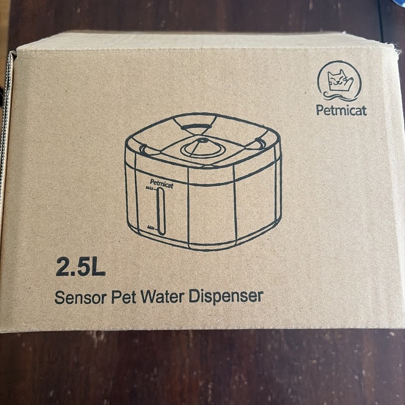 Petmicat Sensor Cat Water Fountain - New In Box Pet Water Dispenser White