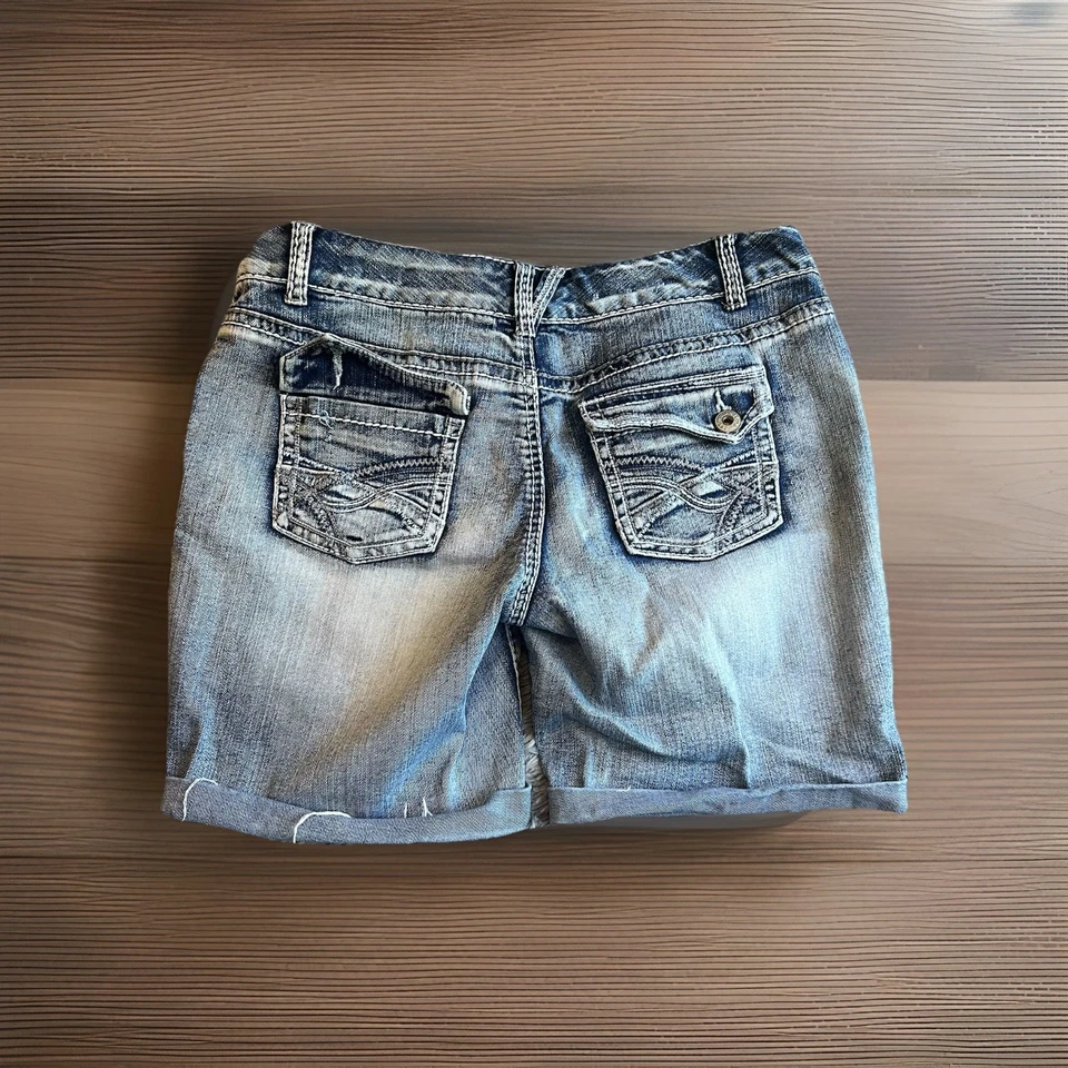 Shorts jeans Maurices Juniors tamanho 7/8 Whisker elástico algemado - Imagem 2 de 4