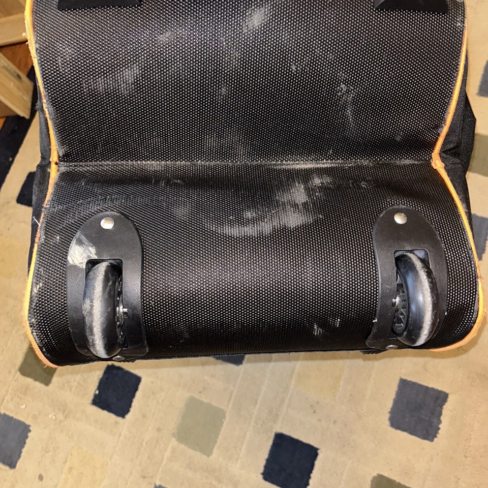 Bolsa de viaje de golf con ruedas Paragon estuche blando negro con borde naranja excelente estado Foto 4 de 4