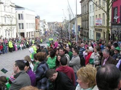 Foto 6x4 Saint Patrick's Day Parade, Omagh - (15) An Oghmagh The crowd a c2009