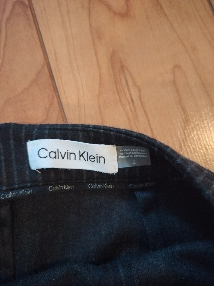 Falda a Rayas Negra Calvin Klein Talla 2 Largo 21 Pulgadas Foto 3 de 4