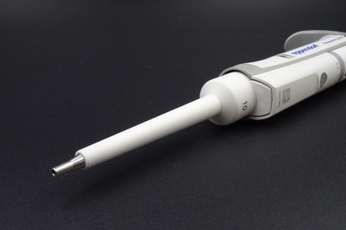 Eppendorf Research Plus 10 | 0.5-10uL | Single Channel Manual Pipette - Picture 2 of 6