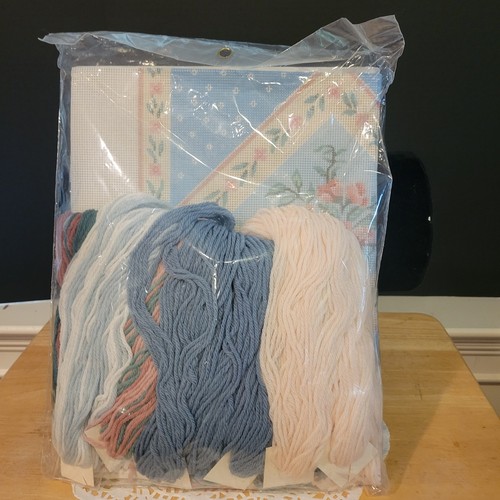 Nuevo Antiguo Stock Aguja Tesoros Punta de Aguja "Almohada Floral Madera de Cuña" - Imagen 4 de 5