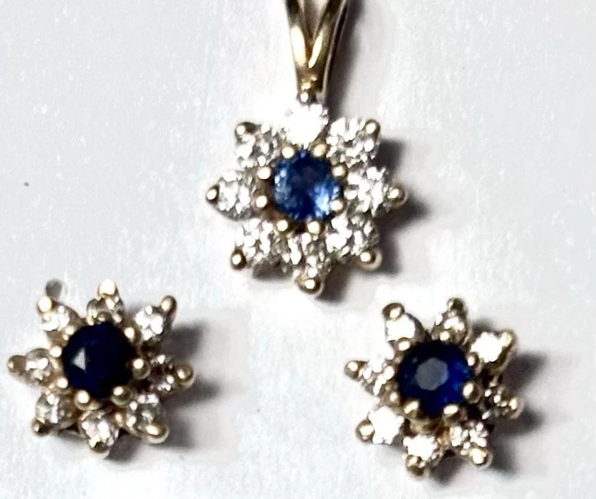 Juego de pendientes y colgantes de zafiro azul y blanco en oro amarillo de 10 K Foto 2 de 2