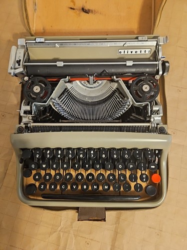 Olivetti Lettera 22 — eBay listing photo