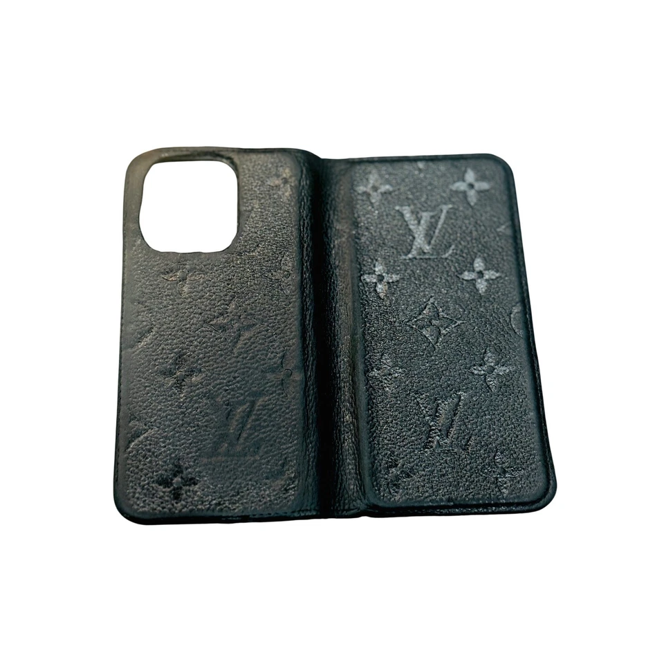 Louis Vuitton Cuero Negro Auténtico iPhone 15 Pro Folio Estuche Monograma Repujado Foto 4 de 4