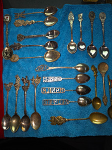 Mixed Lot Vintage Travel Souvenir Collector Spoons Silver & Gold Tone Metal
