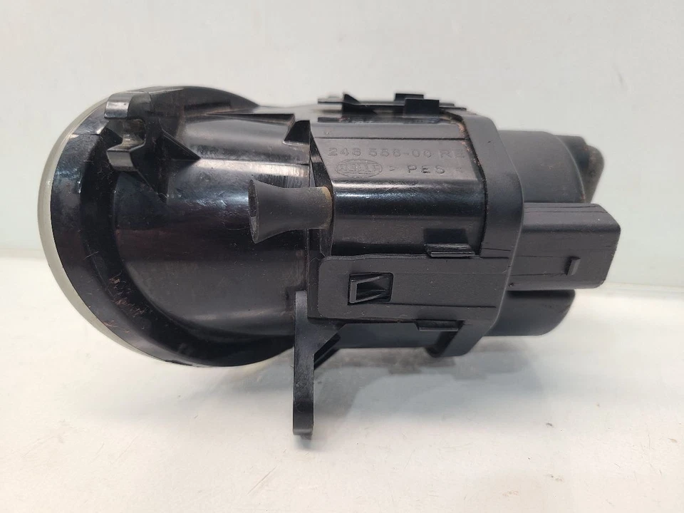 Farol de neblina direito do passageiro Audi A6 (6 cilindros) 2002-04 - montado no para-choque - Imagem 3 de 4