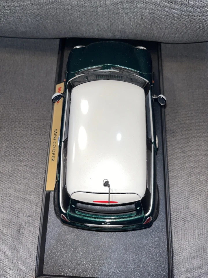 MAISTO MINI COOPER SPECIAL EDITION 1/18 SCALE GREEN/WHITE Preowned Diecast 1998 - Image 4 of 4