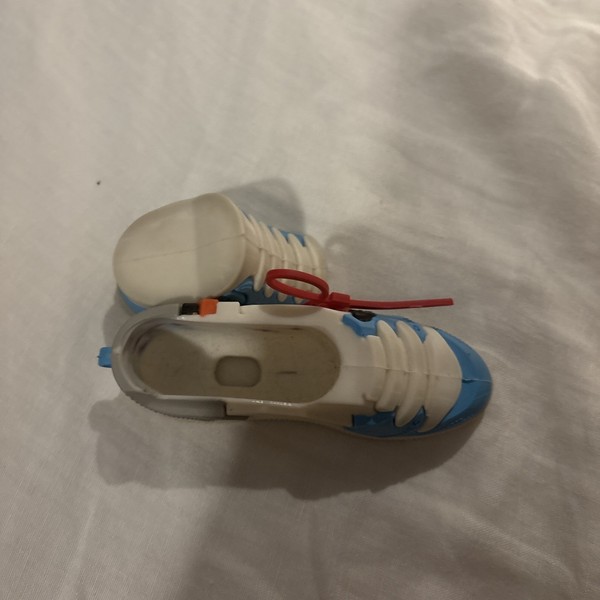 Funda para AirPods con llavero Nike Air Jordan 1 Retro x Off-White University Blue 5