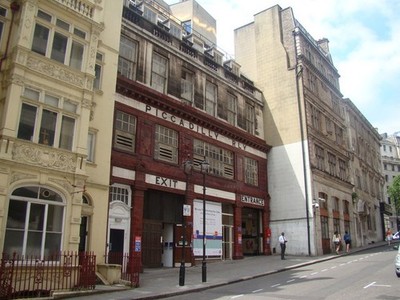 Foto A2 Aldwych U-Bahnhof Fassade London Dies ist eine Antwort auf Paul C c2010