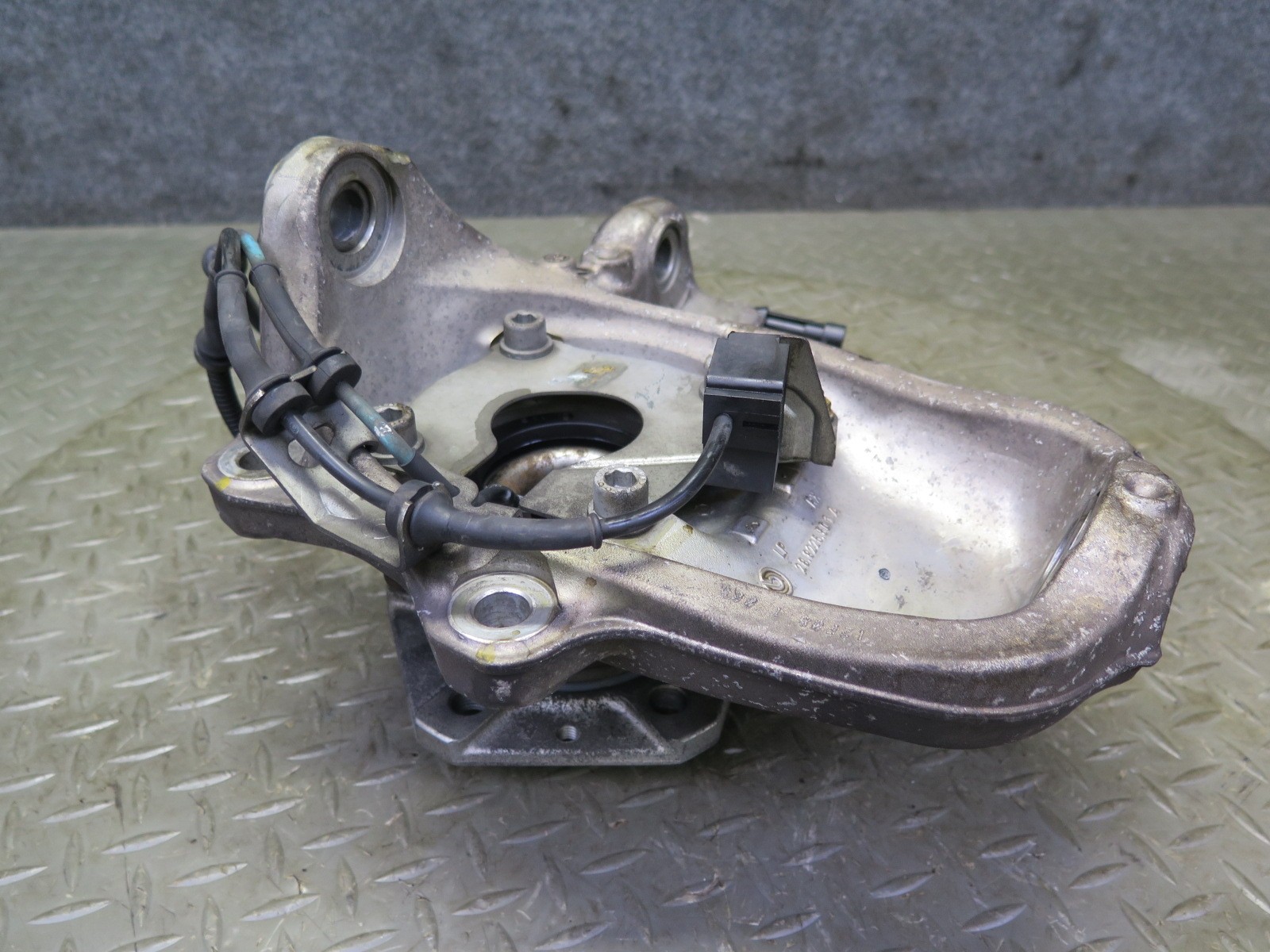 2008-2019 MASERATI GRANTURISMO M145 RWD FRONT LEFT SPINDLE KNUCKLE WHEEL HUB