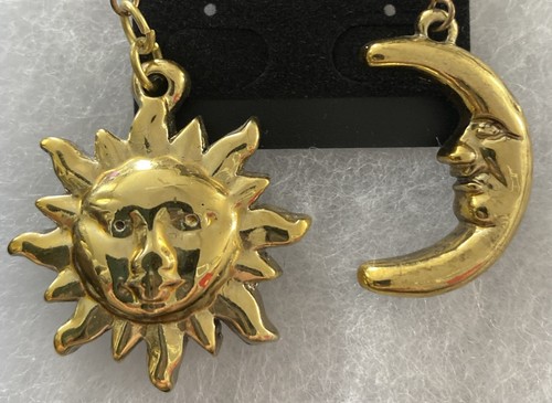 Vintage goldfarbene Kunststoff Sonne und Mond Ohrhänger  - Bild 3 von 5