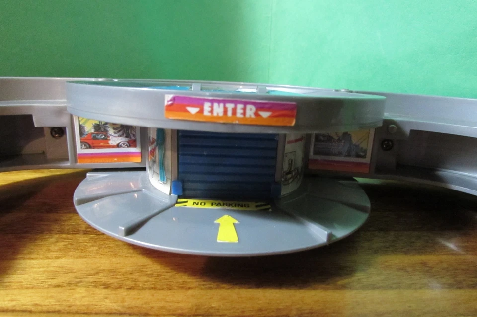 1989 Galoob Toys Micro Machines Secret Auto Supplies CAR WAX detail shop playset - Image 4 of 4