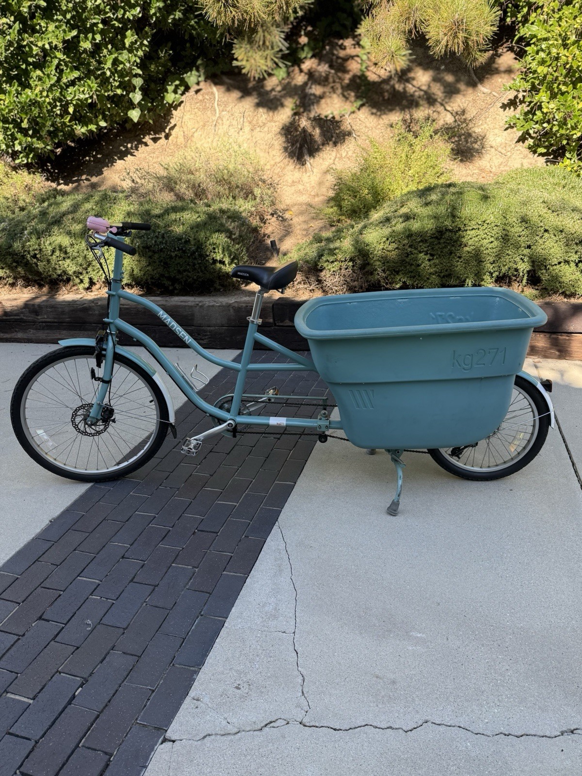 Madsen Cargo Bike Blue Bucket 26in Wheels Disc Brakes Steel Cruiser Bar