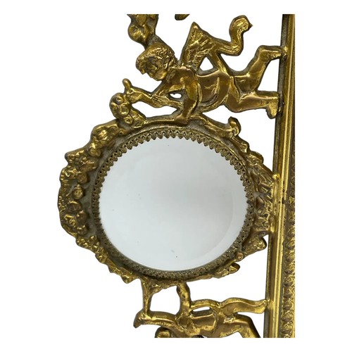 De colección. Bandeja de tocador Hollywood Regency de 20" de latón dorado putti espejado con asas - Imagen 2 de 4