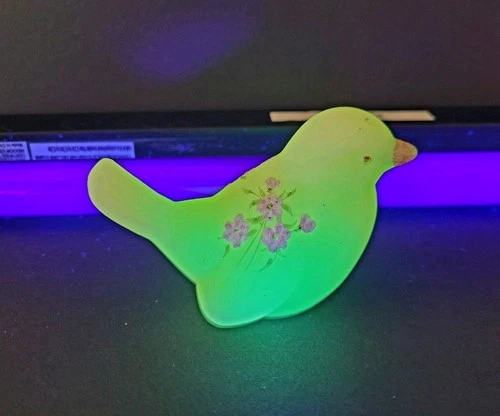 Fenton Custard Uranium Satin Glass Bird Figurine Daises Painted Signed Glows