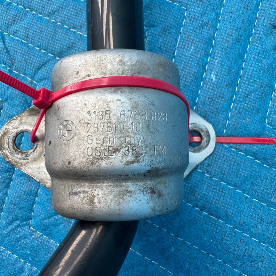 Barra estabilizadora delantera BMW 325i E90 2006-2011 con bujes OEM 3135676882 Foto 2 de 4