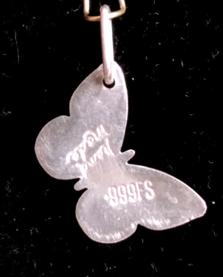 Hecho a mano 999. Colgante mariposa con acabado espejo de plata fina Foto 2 de 4