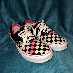 vans black and pink checkerboard