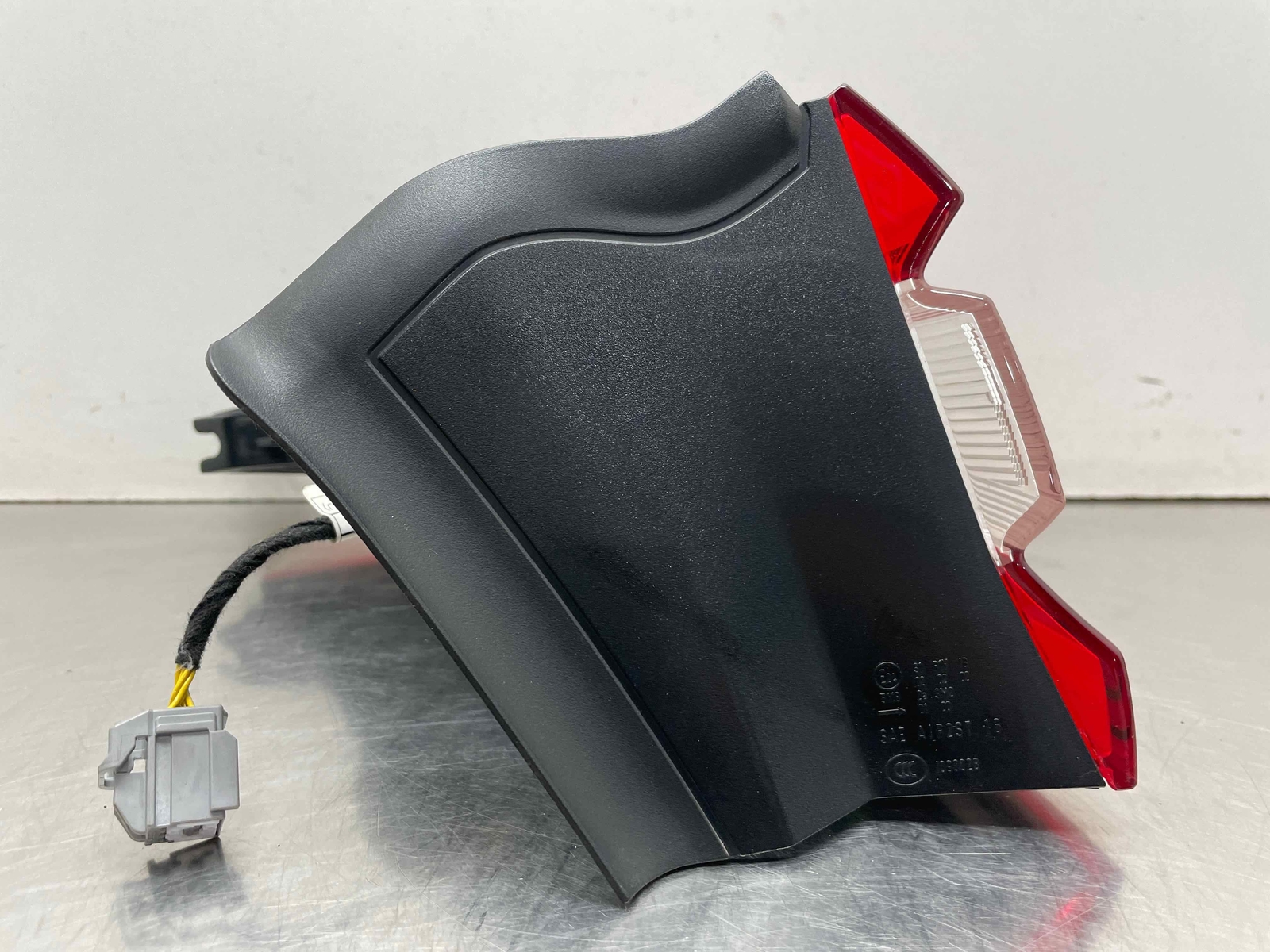 2017 Maserati Levante Taillight Lamp Passenger Right Quarter Mount OEM 20670202