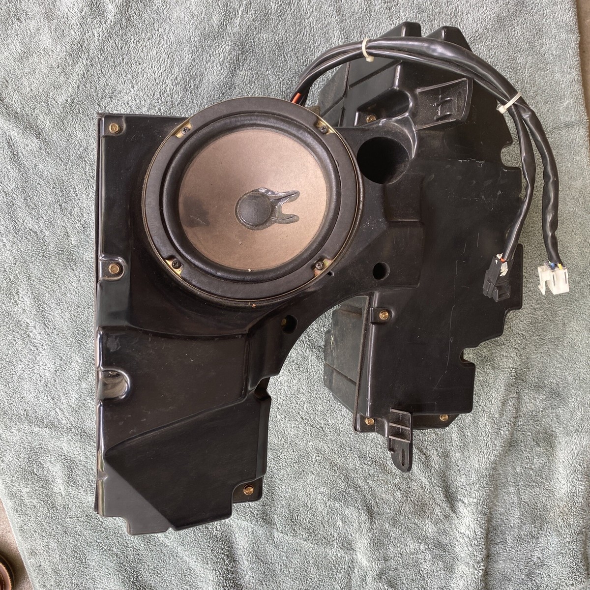 Camaro Rear Bose Speaker Amp Enclosure GM 16196781 for sale Camaro Rear Bose Speaker Amp Enclosure GM 16196781 for sale