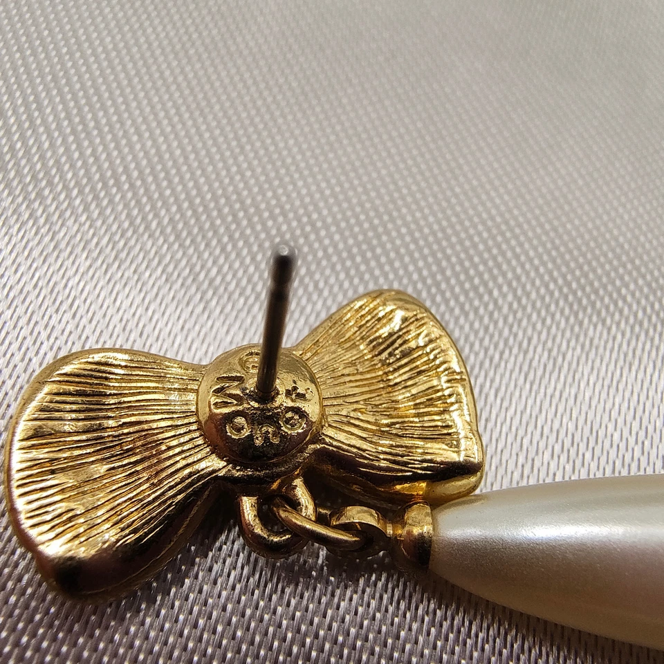 Pendientes colgantes de perlas de imitación con arco Monet de colección tono dorado estrás firmados Foto 3 de 4