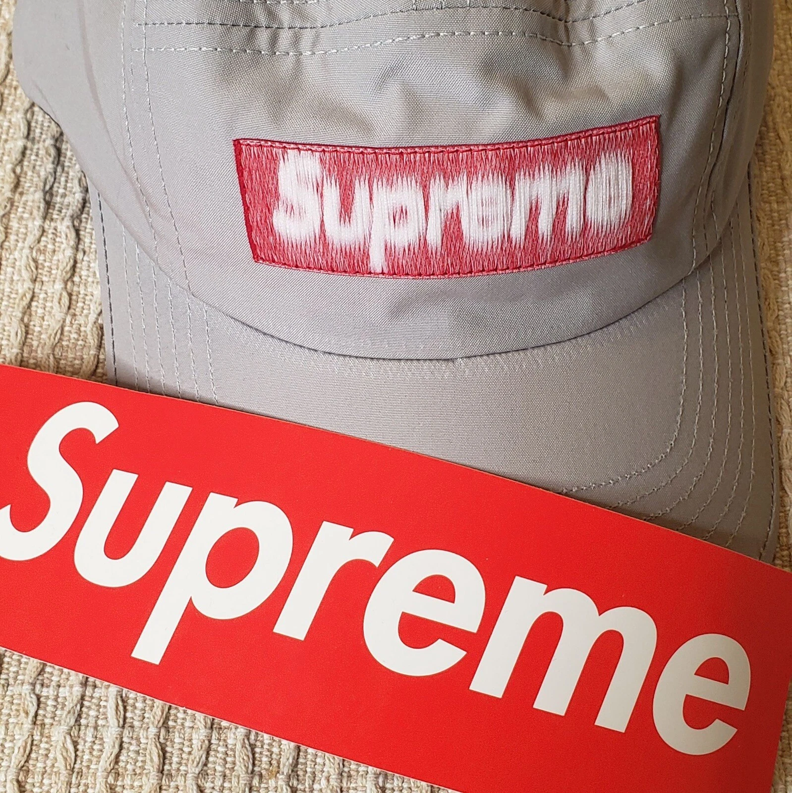 Chapeau gris suprême authentique logo suprême chapeau + autocollant réception
