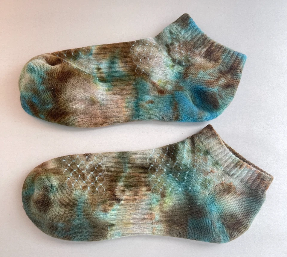 Paquete de calcetines tie dye hechos a mano, colorido juego de 2 calcetines tobilleros para teñir hielo, talla 6-12 Foto 3 de 4