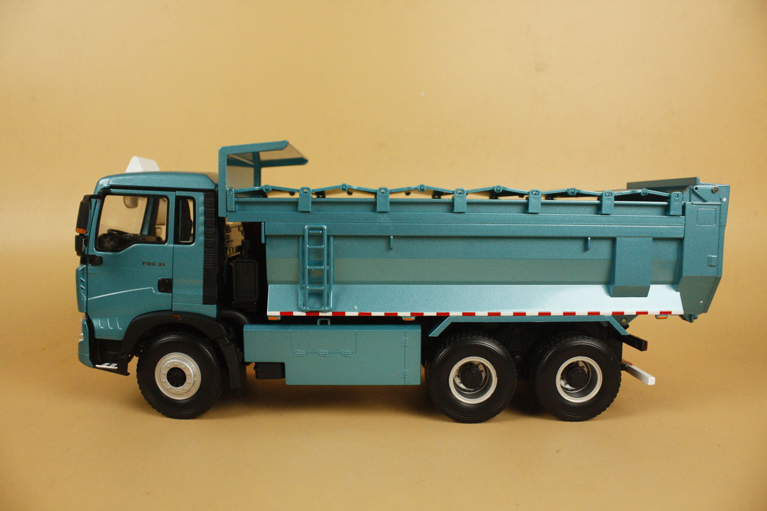 blue dump truck toy