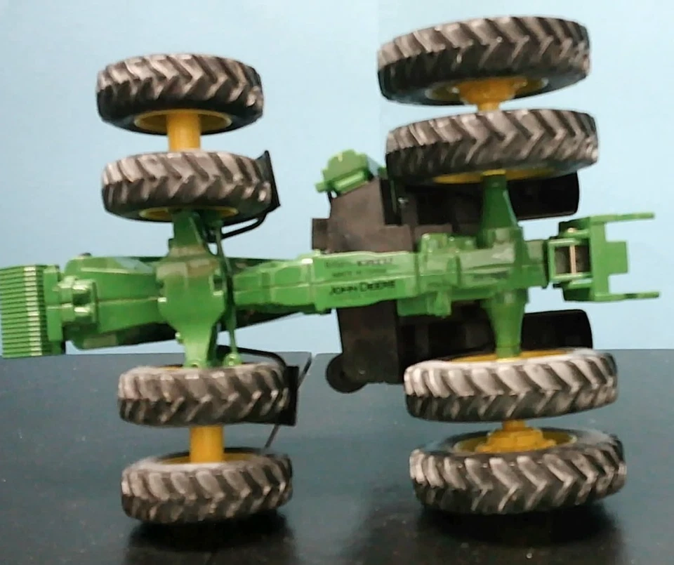 BRITAINS ERTL - JOHN DEERE - 8360R TRACTOR -  DIECAST - 1:32 - OUT OF BOX - Image 4 of 4