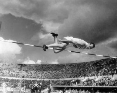 American athlete Walt Davis clears bar high jump while compet- 1952 Old Photo