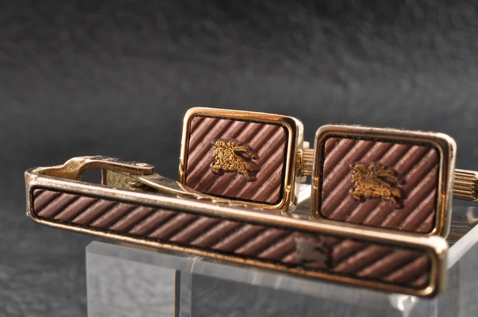 Gemelos y clip de corbata vintage "Burberry" color dorado y marrón con caja de marca. Foto 3 de 4