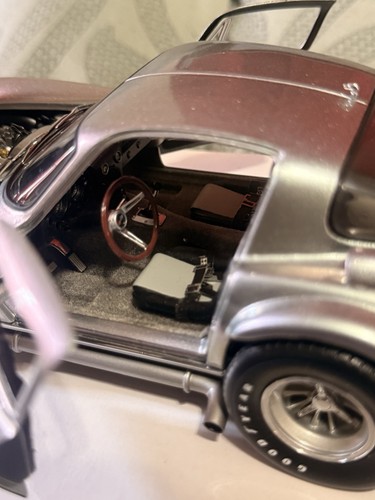 Ultra Rare 1:18 1963 Chevrolet Corvette C2 GRAND SPORT Imola Ice Silver - EXOTO - Picture 17 of 23