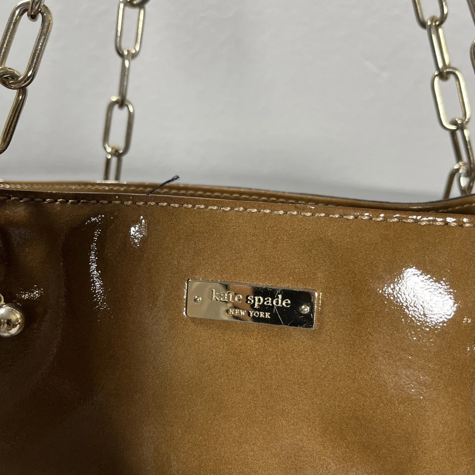 Bolso de hombro Kate Spade New York charol dorado cadena mango marrón $399 Foto 3 de 4