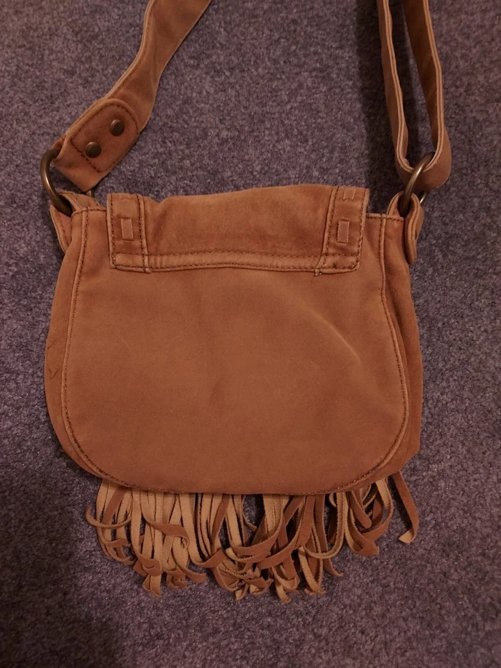 Bolso de montar INDITEX de cuero gamuza marrón con flecos tachonados Foto 2 de 4